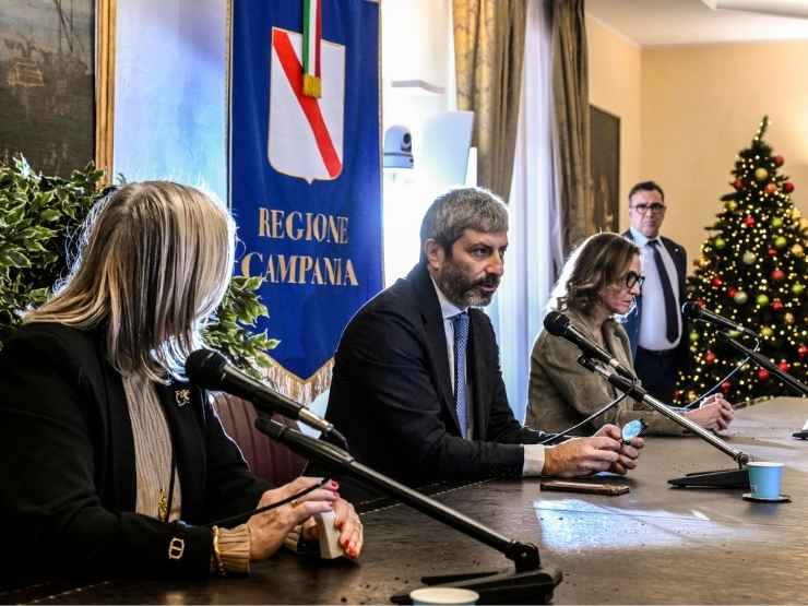 Roberto Fico in conferenza stampa