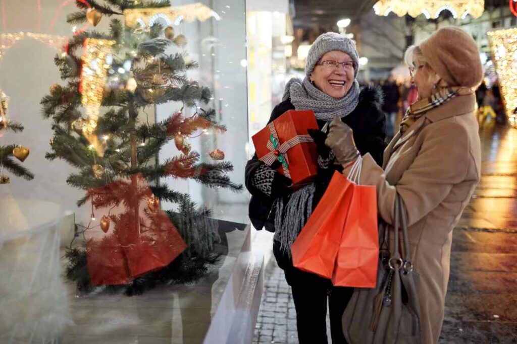 Signore fanno shopping per Natale