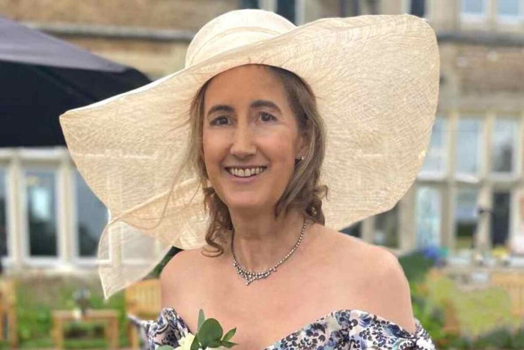 Sophie Kinsella poco tempo prima di morire in un giardino