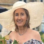 Sophie Kinsella poco tempo prima di morire in un giardino