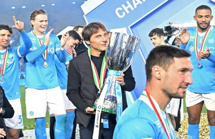 Antonio Conte con la Supercoppa Italiana circondato dai suoi calciatori