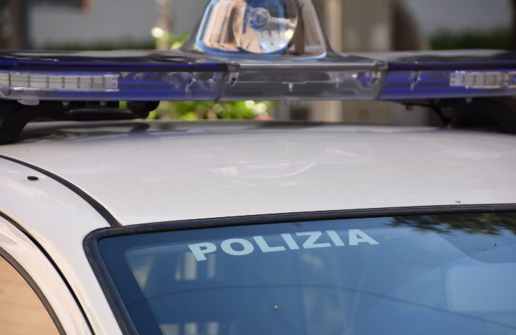 Sirene spente di un'auto della polizia