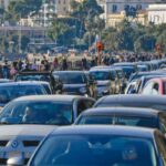 Automobili in fila in centro città