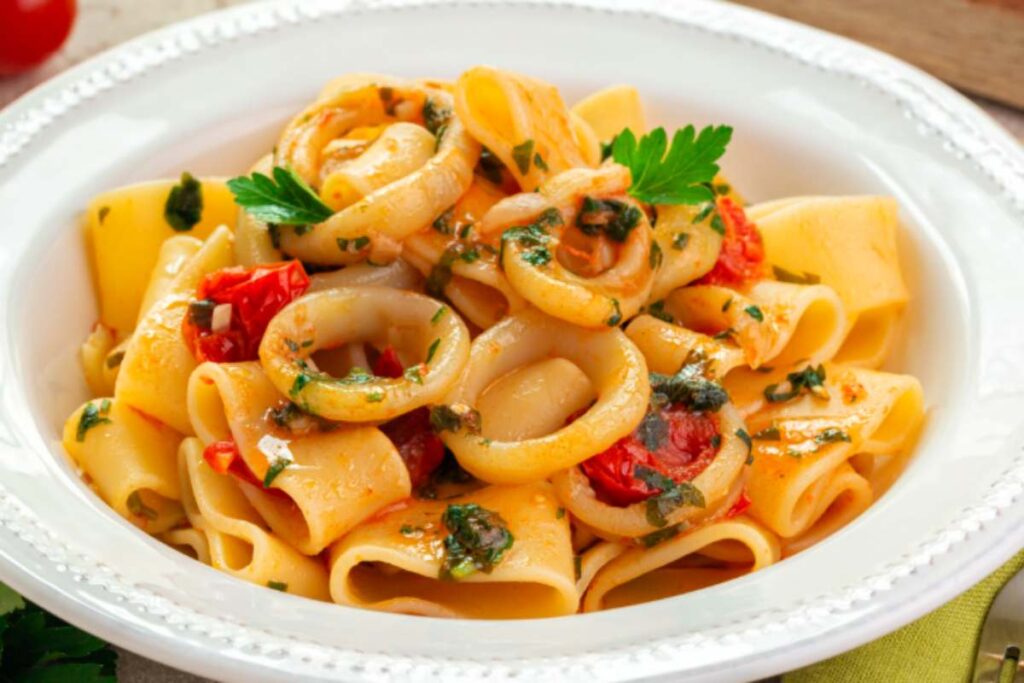 piatto di pasta bianco con calamarata