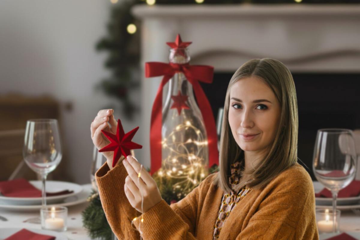 donna che decorazioni di natale e tavola natalizia