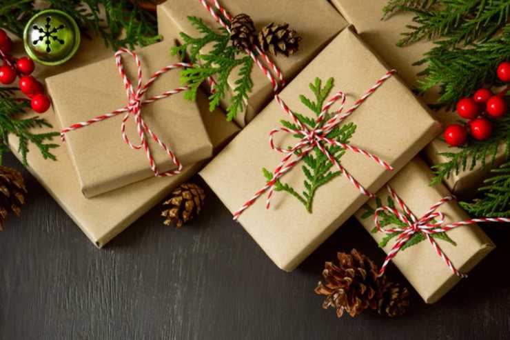 regali di natale avvolti in carta del pane