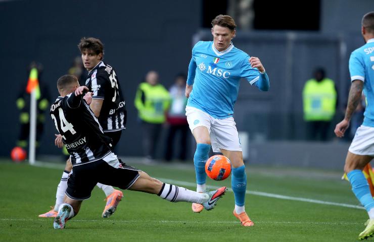 Scott McTominay affrontato da un avversario in Udinese-Napoli