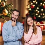 coppia che pensa con sfondo natalizio