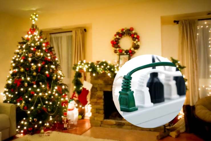 casa addobbata per natale con albero e luci e ciabatta corrente