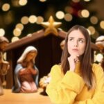 presepe sullo sfondo e donna che pensa
