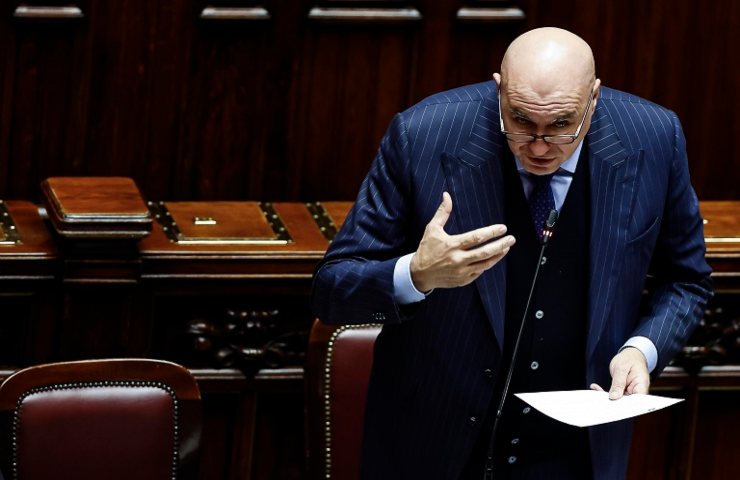 Il ministro della Difesa Maurizio Crosetto mentre riferisce in Parlamento