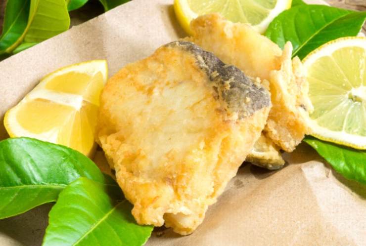 baccalà fritto alla napoletana in un piatto con limone
