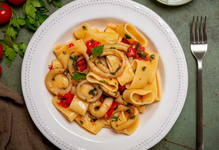 pasta calamarata cotta in piatto bianco