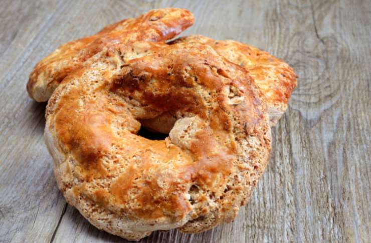 roccocò napoletani dorati su tavolo di legno