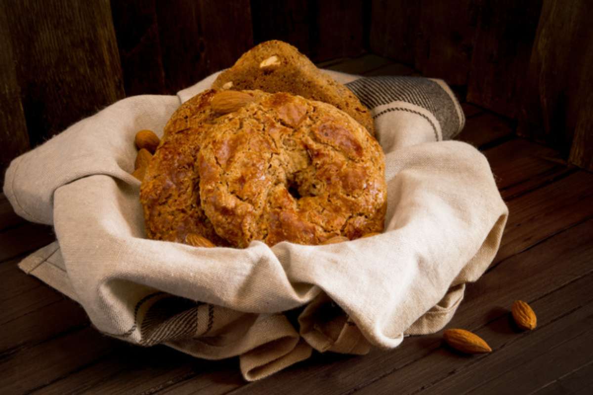 roccocò napoletani in cesto con canovaccio