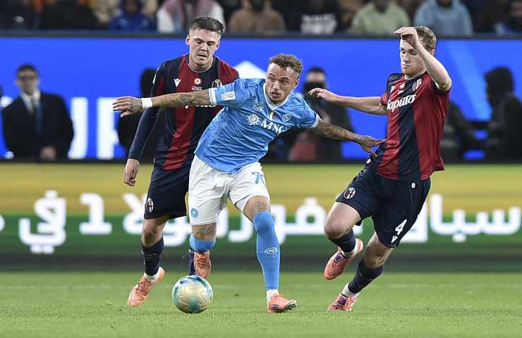Noah Lang del Napoli sfugge a due avversari del Bologna