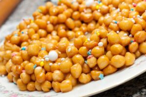 struffoli dorati in un vassoio