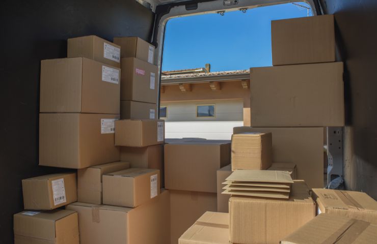 Pacchi da consegnare in un furgone di un corriere