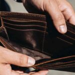 Un portafogli aperto vuoto