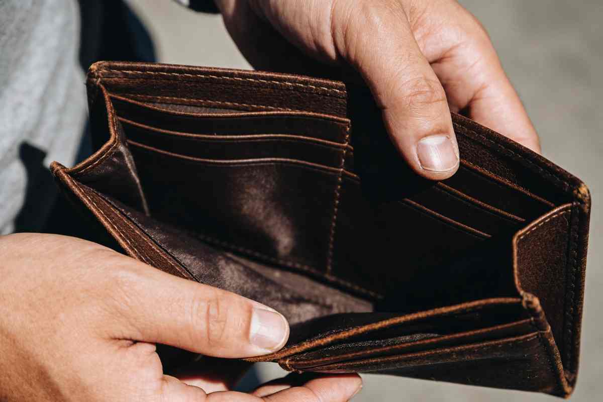 Un portafogli aperto vuoto