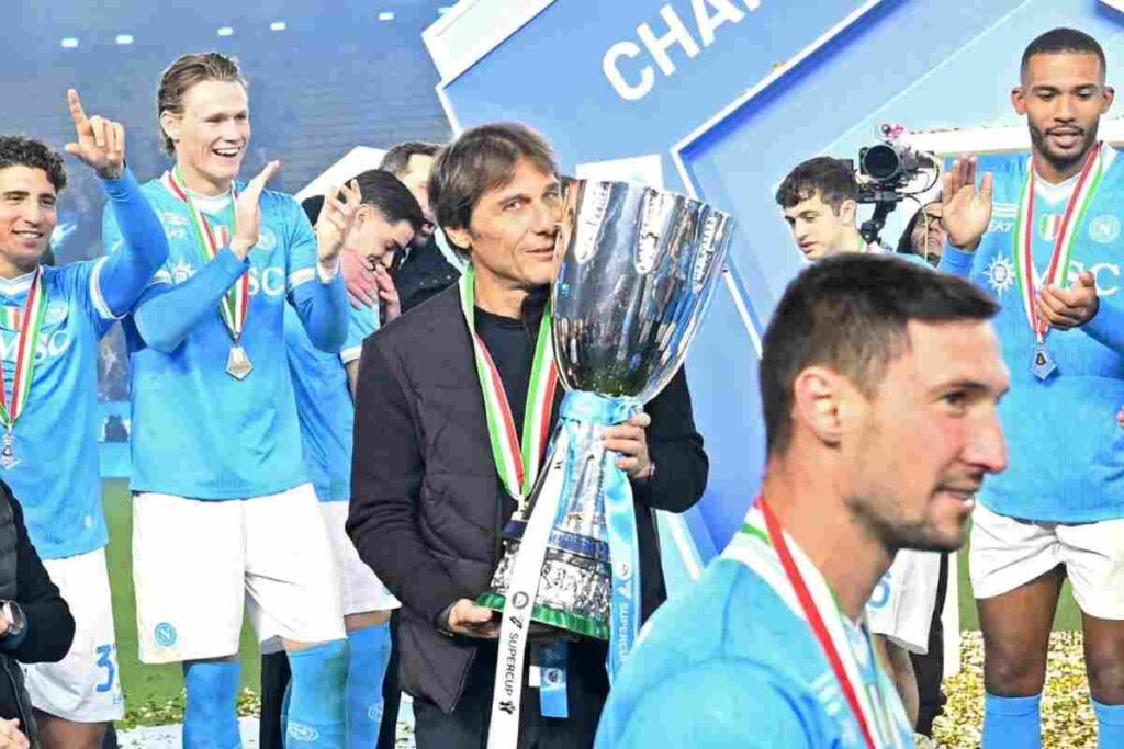 Antonio Conte tiene la Supercoppa Italiana coi calciatori del Napoli intorno