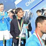 Antonio Conte tiene la Supercoppa Italiana coi calciatori del Napoli intorno