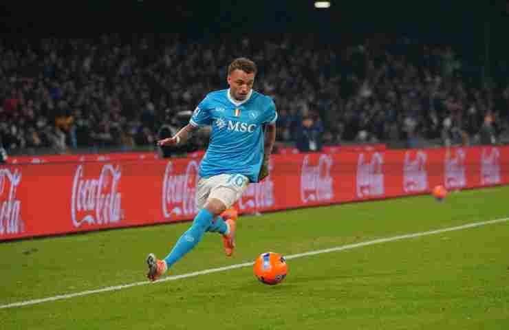 Noa Lang controlla il pallone in campo