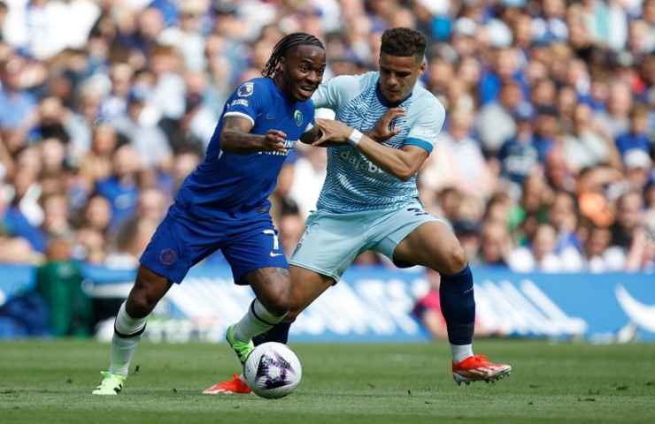 Rahem Sterling con il Chelsea fronteggiato da un avversario del Bournemouth