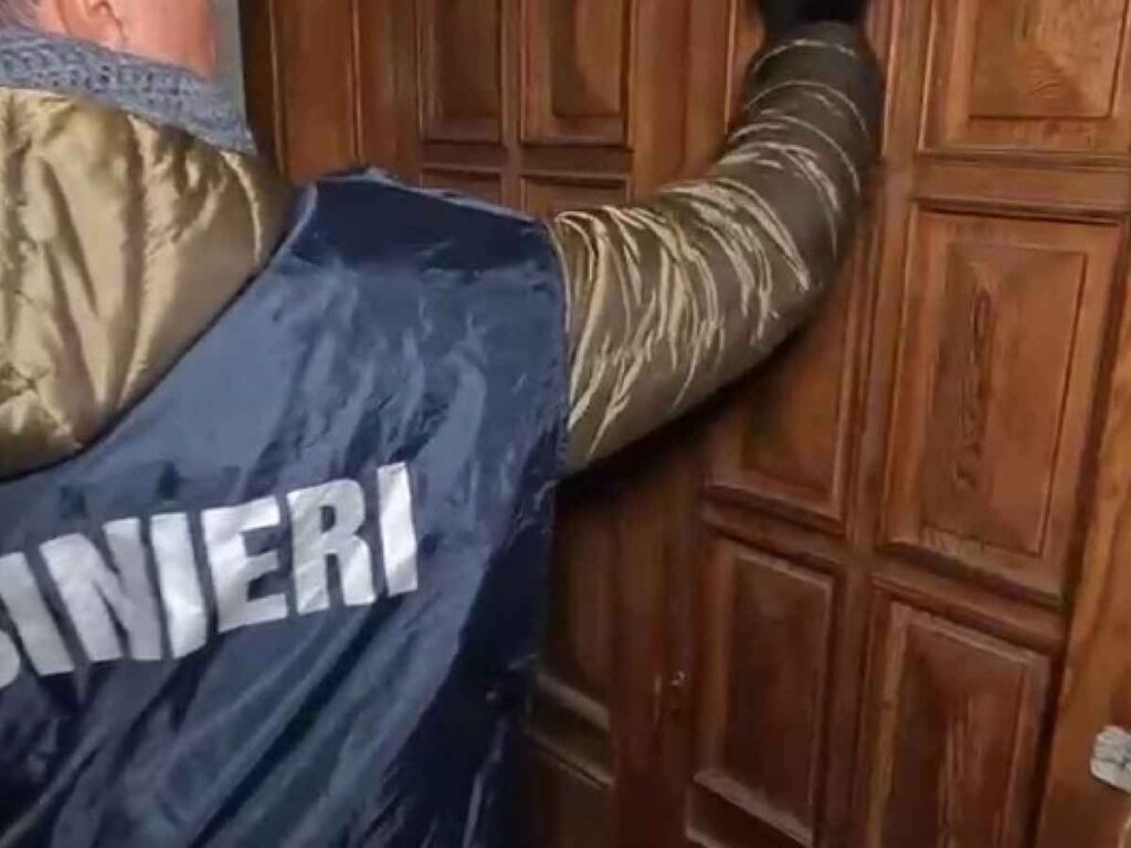 Carabiniere bussa ad un appartamento