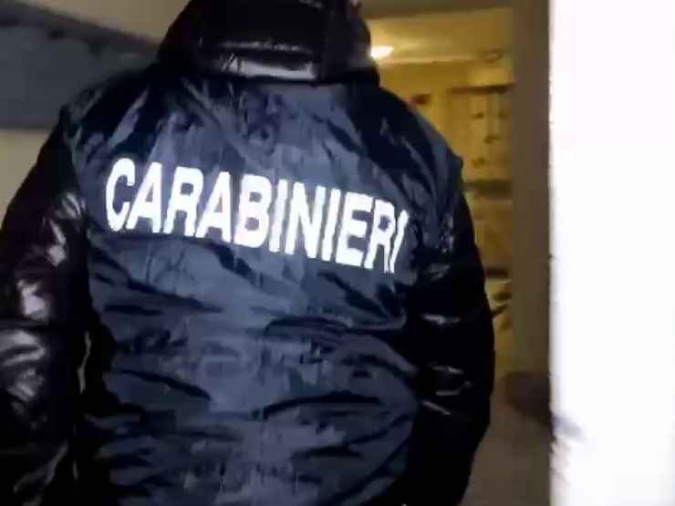 Carabiniere entra in un appartamento