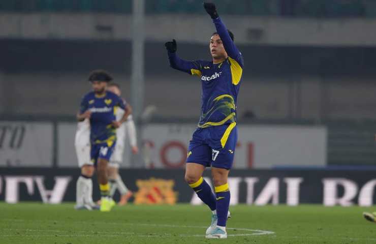 Giovane in campo con il Verona