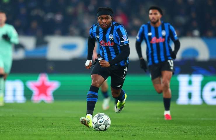 Ademola Lookman controlla il pallone con la divisa dell'Atalanta