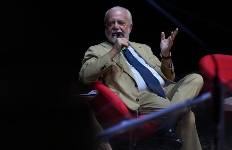 Aurelio De Laurentiis parla col microfono in mano