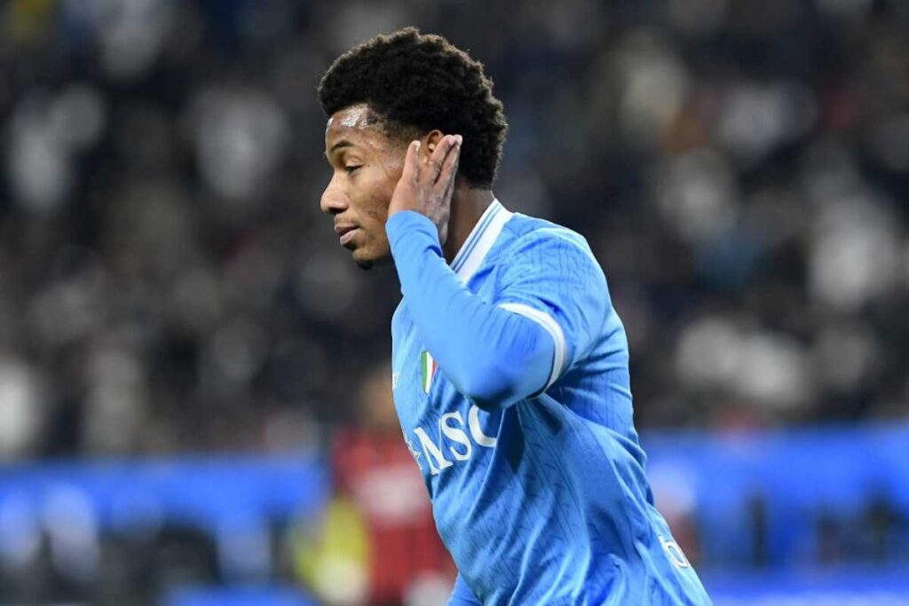 David Neres di profilo con la maglia del Napoli