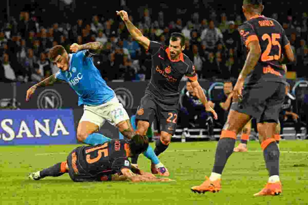 Giovanni Di Lorenzo circondato da avversari in Napoli-Inter all'andata
