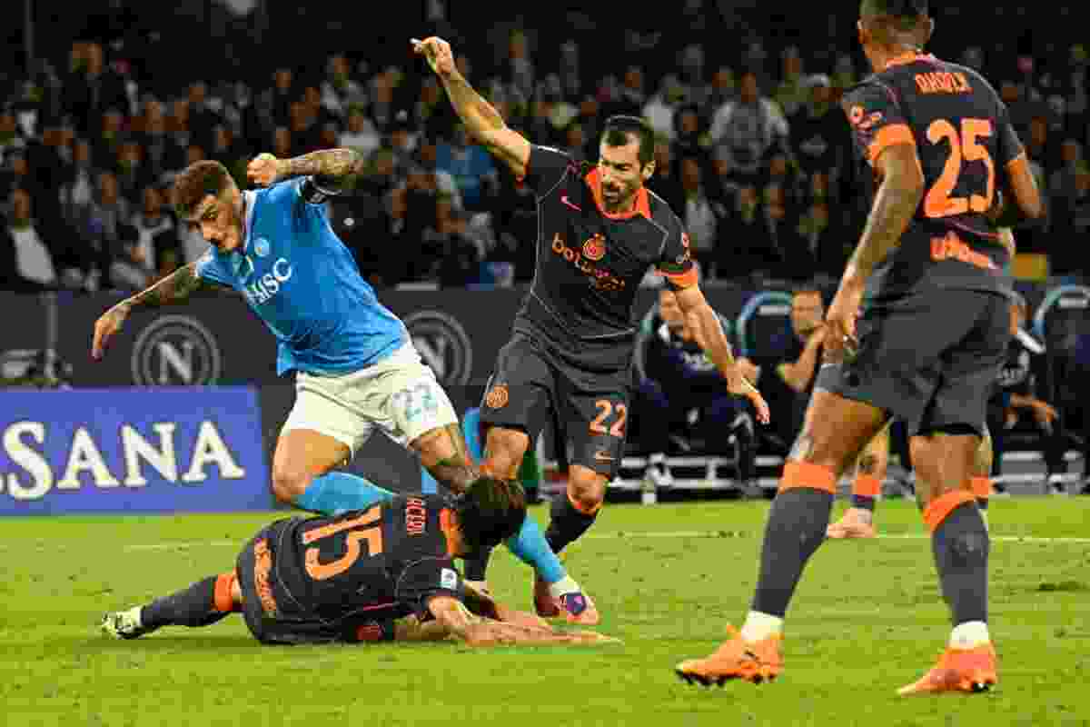 Giovanni Di Lorenzo circondato da avversari in Napoli-Inter all'andata