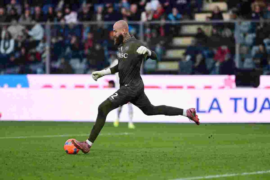 Vanja Milinkovic-Savic pronto a rinviare il pallone di piede