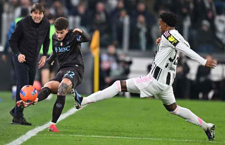 Giovanni Di Lorenzo contrastato da Weston McKenny