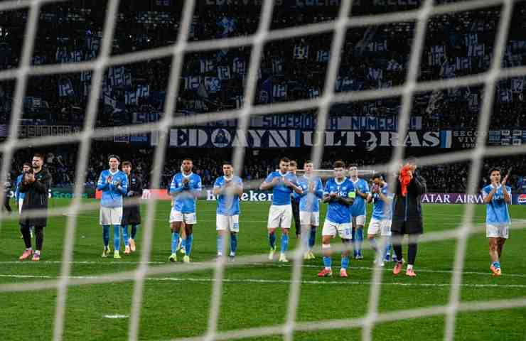 Calciatori del Napoli visti da dietro la rete di una delle due porte