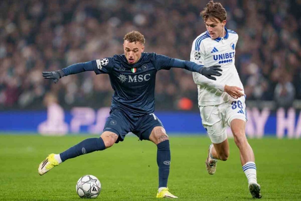 Noa Lang contro un avversario del Copenaghen