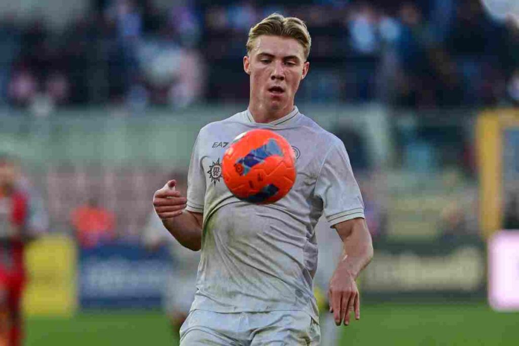 Rasmus Hoijlund controlla il pallone