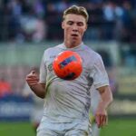 Rasmus Hoijlund controlla il pallone