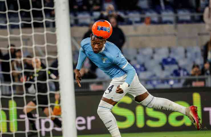 Tijjani Noslin della Lazio colpisce il pallone di testa
