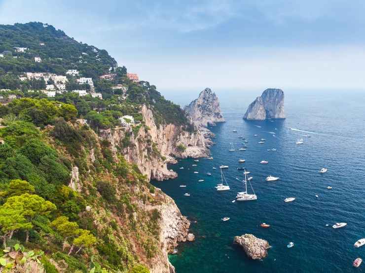 L'isola di Capri e le barche