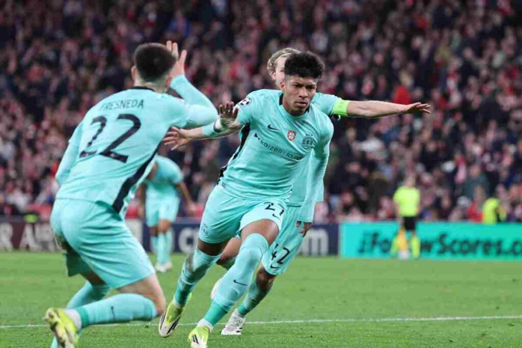 Alisson esulta con i compagni dello Sporting Lisbona dopo un suo gol