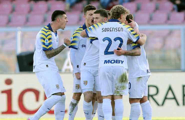 Calciatori del Parma esultano dopo un gol