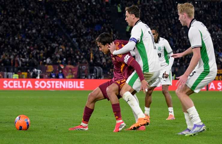 Giocatori del Sassuolo ostacolano Paulo Dybala della Roma
