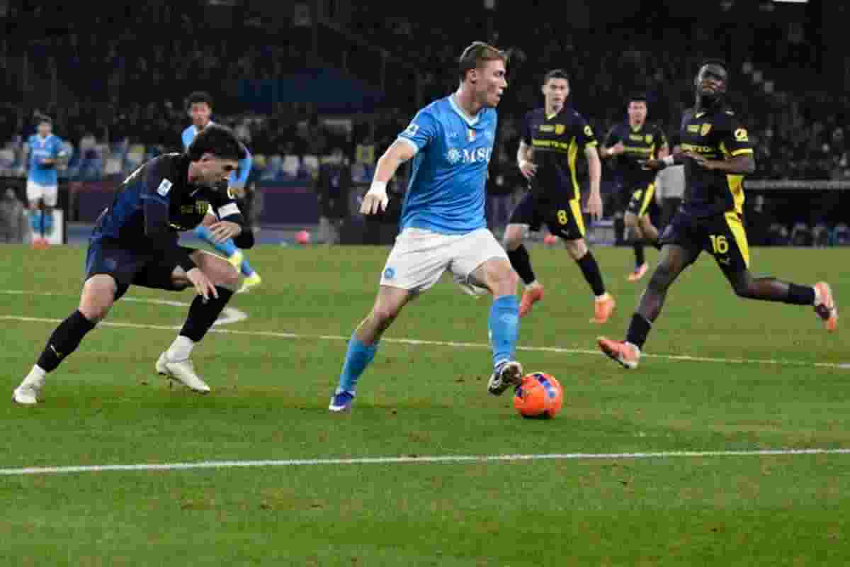 Rasmus Hoijlund fronteggiato da giocatori del Parma