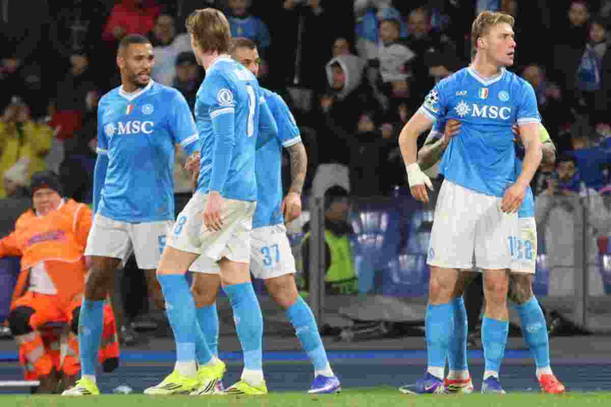 Calciatori del Napoli esultano dopo un gol