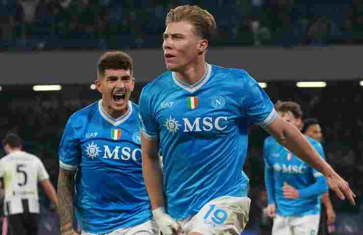 Rasmus Hoijlund e Giovanni Di Lorenzo festeggiano un gol del Napoli
